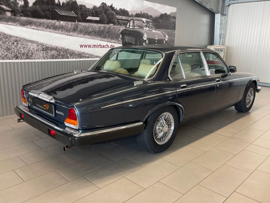 xj12-daimler-double-six-siii_5.jpg